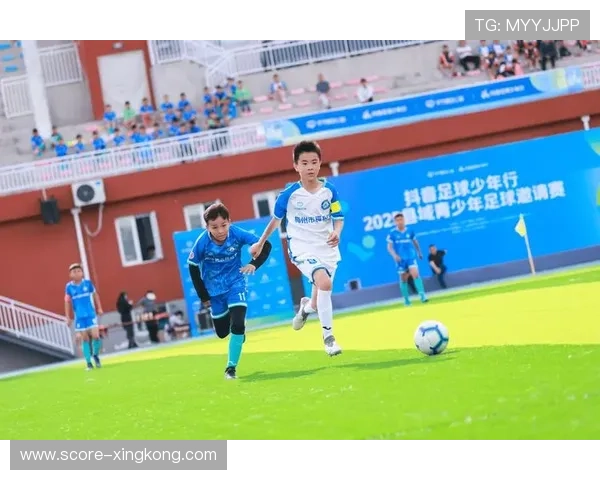 足球热身球星闪耀赛场 备战关键赛事展现卓越实力和团队协作精神