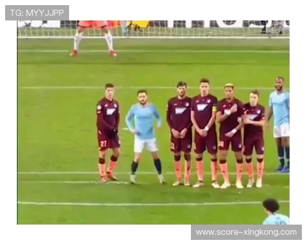 足球球星幕后花絮揭秘：从训练场到私人生活的那些不为人知的瞬间